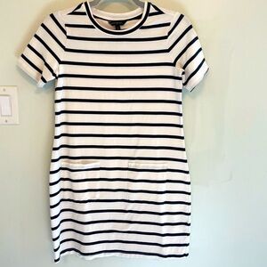 Banana Republic short-sleeved white & navy striped fitted dress!! 🤍💙🤍